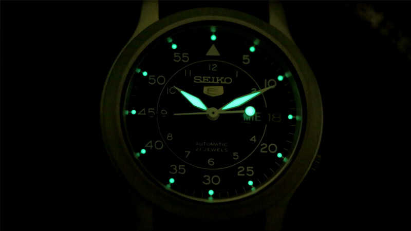 Đồng hồ Seiko 5 quân đội - Nổi bật trong bóng tối