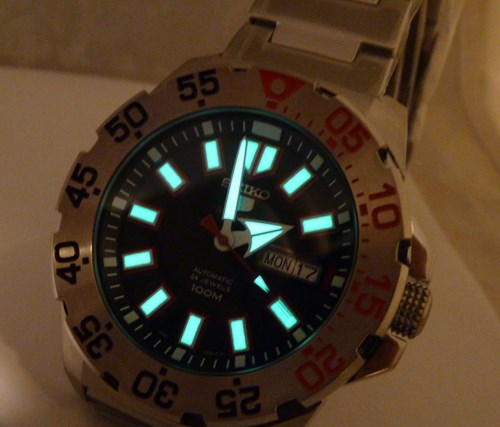Đồng hồ Seiko 5 Sports Monster SRP487K1 có thiết kế kim dạ quang