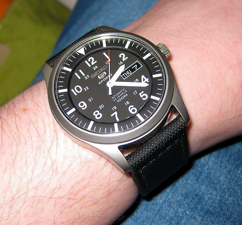 Đồng hồ Seiko 5 sports SNZG15 dây dù mạnh mẽ, màu đen huyền bí 