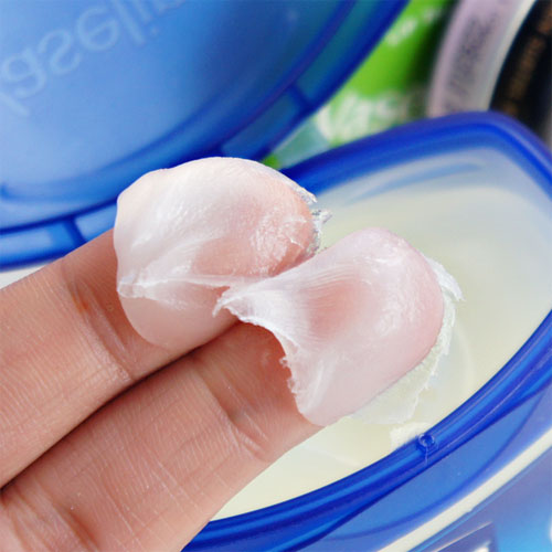 kem dưỡng ẩm Vaseline chiết xuất từ các thành phần thiên nhiên an toàn cho da