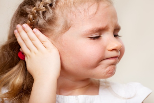Rất nhiều bé sợ hãi khi lấy ráy tai