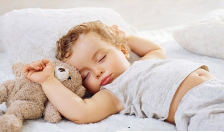 Trẻ dễ bị hở bụng và có thể bị nhiễm lạnh khi ngủ
