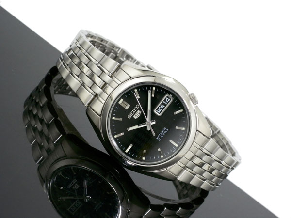 Thiết kế tinh xảo kết hợp với chất liệu thép không gỉ giúp đồng hồ bạn đeo trên tay lúc nào cũng sáng bóng như mới