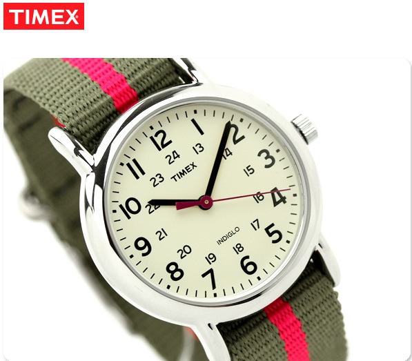 Đồng hồ Timex T2N917 cũng có chức năng đèn nền Indiglo giúp xem giờ buổi tối dễ dàng hơn