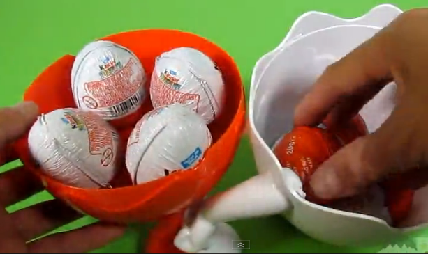 Trứng đồ chơi socola Kinder Maxi gồm 7 quả trứng nhỏ bên trong