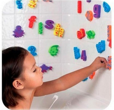 Đồ chơi cho trẻ em MK11022 khi chơi dưới nước có thể dính lên tường giúp bé tập làm quen với những chữ cái con số và sinh vật biển khác nhau