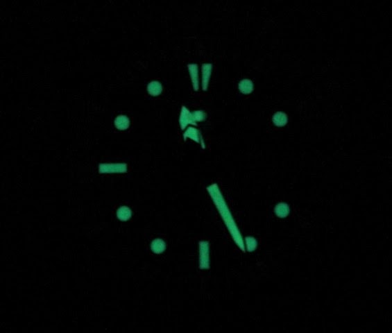 Kim đồng hồ và vạch số của chiếc đồng hồ Seiko nam này được phủ một lớp phản quang hỗ trợ xem giờ trong điều kiện thiếu sáng
