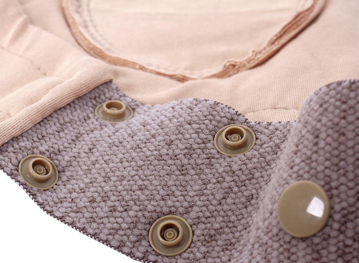 Áo hút sữa rảnh tay có thiết kế cúc bấm cùng chất liệu vải cotton co giãn giúp mẹ dễ dàng điều chỉnh phù hợp với ngực của mình