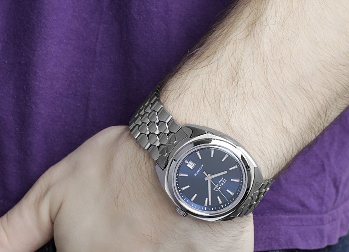 Chiếc đồng hồ Bulova Accu Swiss trên tay nam tính, mạnh mẽ và sang trọng