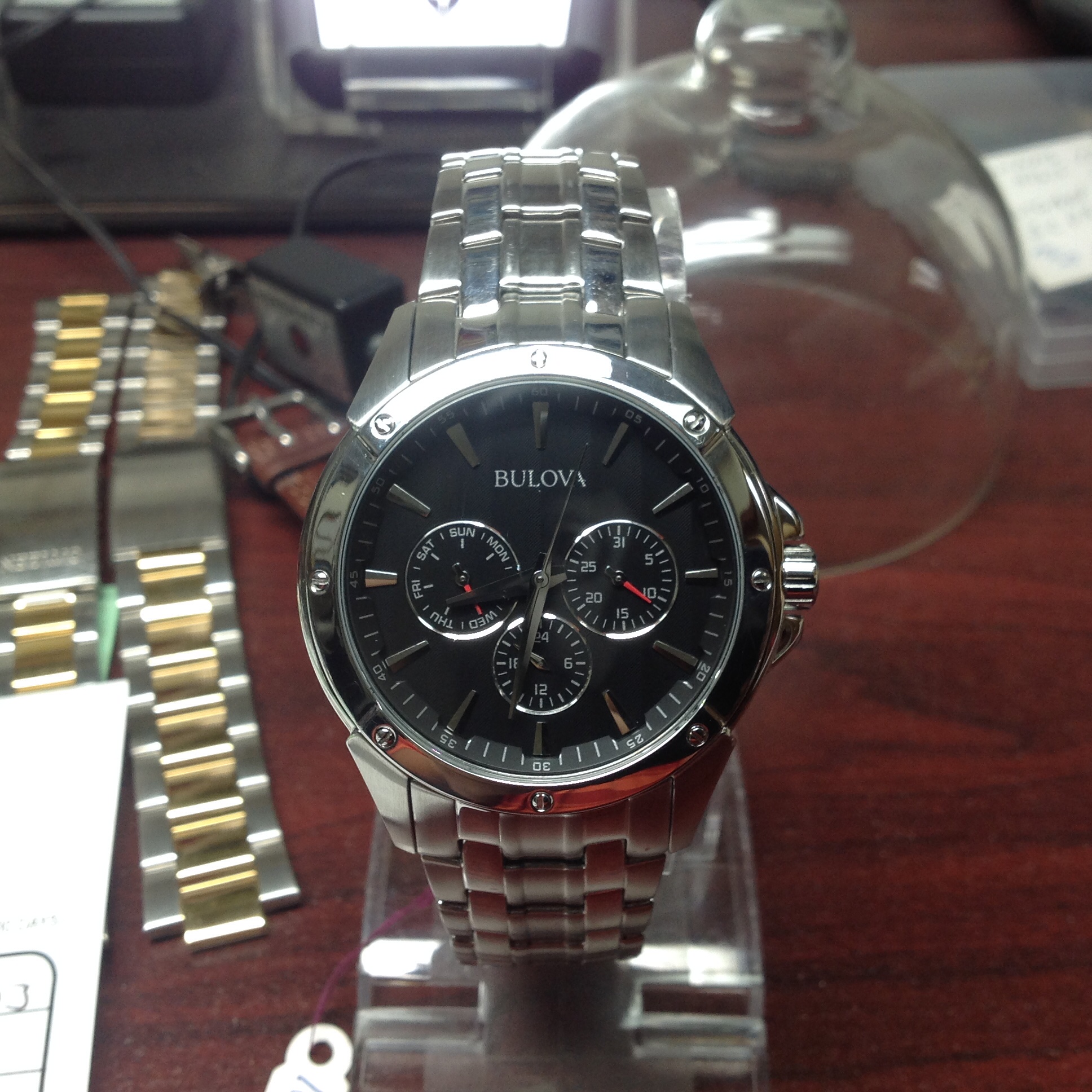Cận cảnh chiếc đồng hồ nam Bulova 96C107 