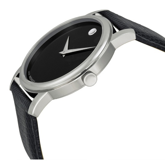 Case đồng hồ mạ bạc kết hợp hoàn hảo với tông màu đen của dây tạo vẻ đẹp lịch lãm