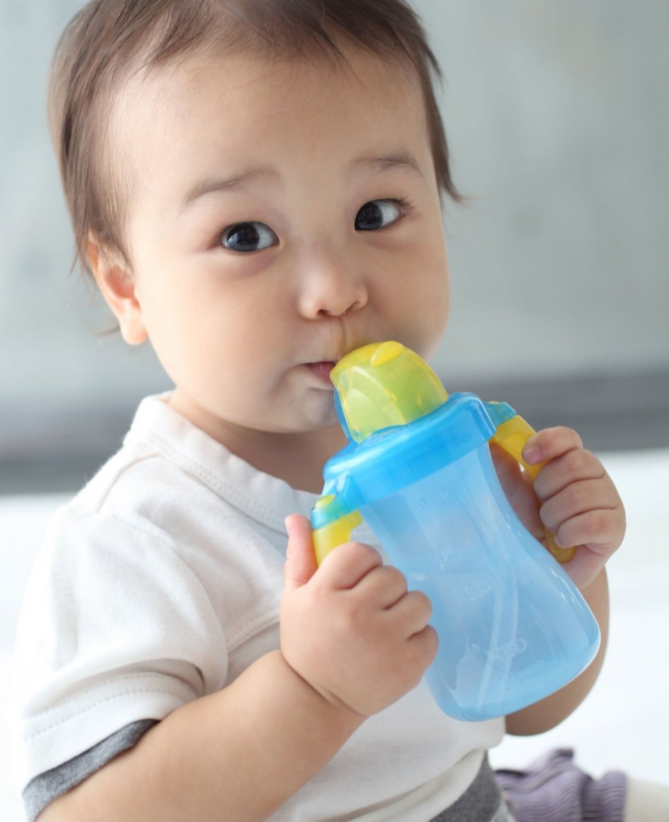 Với thiết kế 2 tay cầm giúp trẻ có thể tự cầm bình để uống sữa hoặc nước từ đó tạo thói quen tự lập cho trẻ