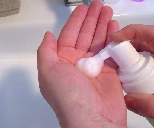 Chỉ cần bơm hai lần sữa rửa mặt vào lòng bàn tay, Simple Kind to Skin Vital Vitamin Foaming Cleanser đã tạo bọt sẵn
