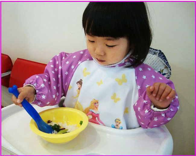 Yếm áo ăn bột Disney giúp bé thích thú hơn trong quá trình ăn uống