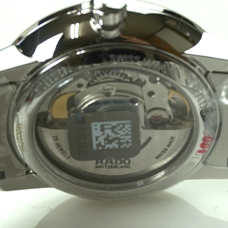 Thiết kế để lộ máy sau của chiếc đồng hồ Rado nam R22860015 cho bạn những trải nghiệm tuyệt vời