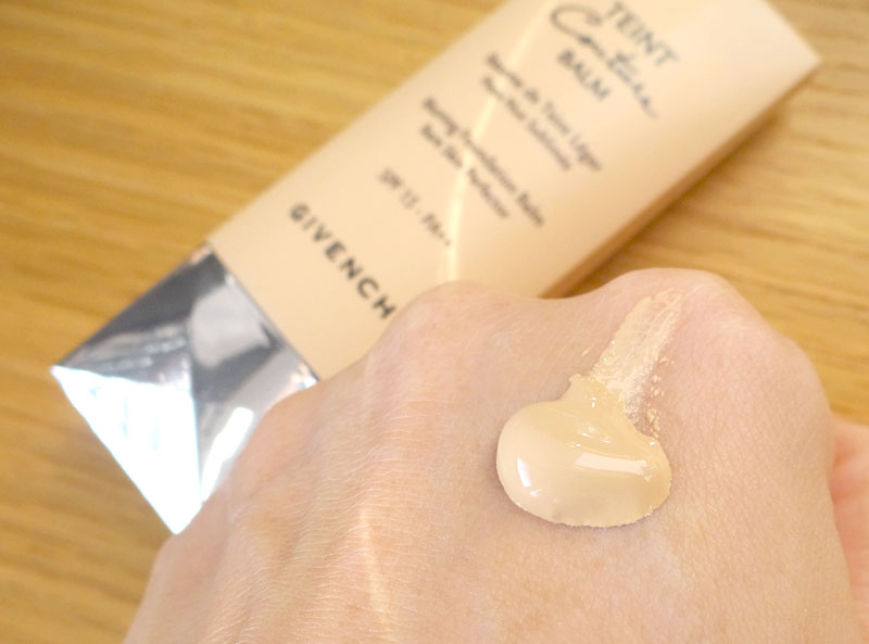 Với kem nền Givenchy, bạn có thể dễ dàng điều chỉnh được hiệu ứng trên da 