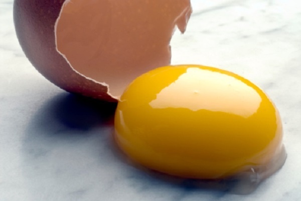 Lòng đỏ trứng gà sẽ cung cấp dưỡng chất giúp lông mày mọc nhanh và đậm màu hơn.