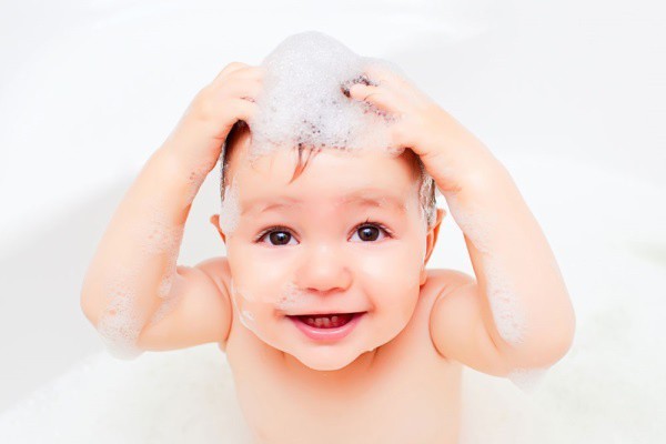 Sữa tắm gội cho bé Suave Kids có mùi trái cây thơm mát lưu lại trên tóc và làn da bé trong nhiều giờ liền sẽ làm cho bé rất thích thú