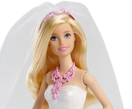 Búp bê Barbie tuyệt đẹp với gương mặt xinh xắn, cách trang điểm tông hồng chủ đạo cùng chiếc vòng cổ sang trọng