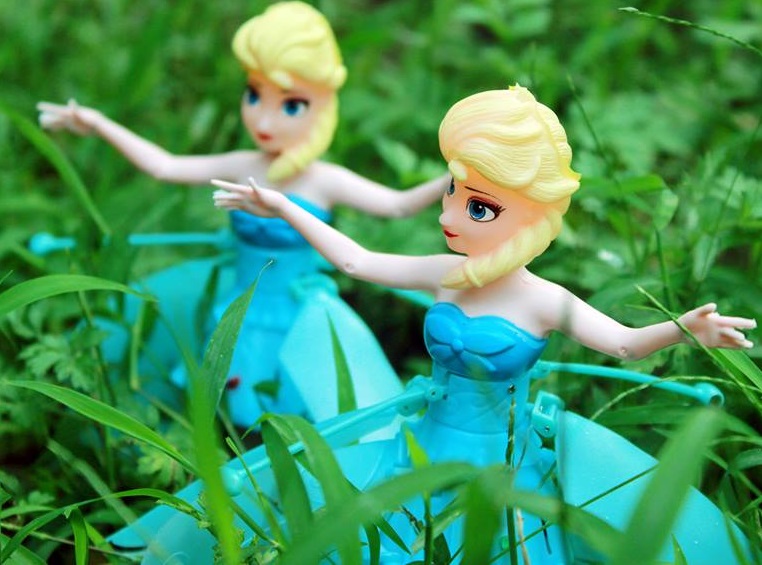 Đồ chơi cô tiên bay cảm ứng mô phỏng các nhân vật hoạt hình nổi tiếng như Elsa