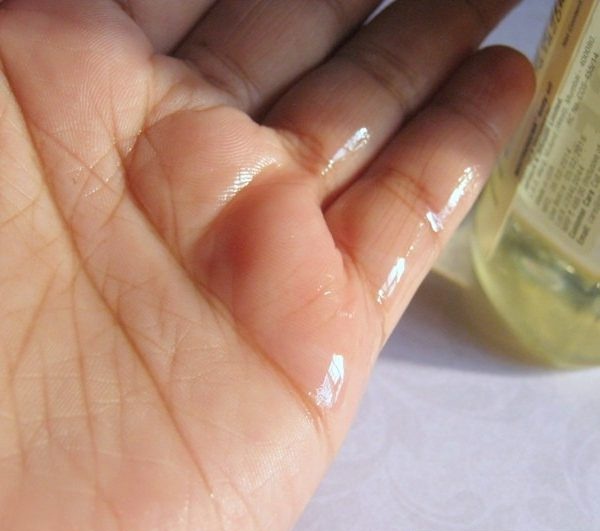 Kem dưỡng da toàn thân Neutrogena Body Oil Light Sesame Formula có dạng dầu nhưng không hề làm da nhờn