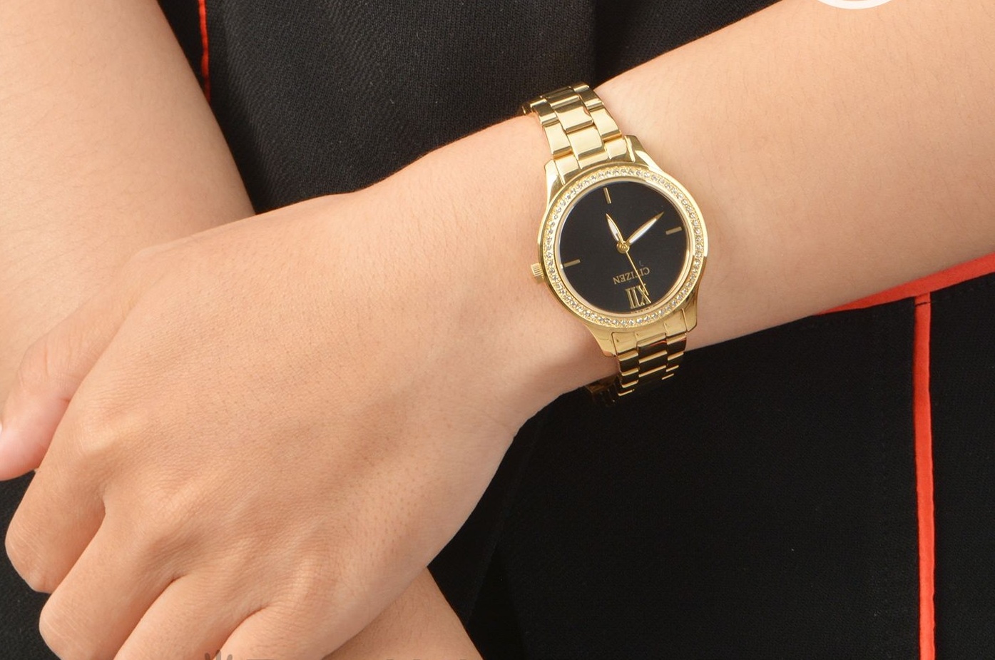 Chiếc đồng hồ Citizen nữ EL3082-55E trên tay sang trọng, thời thượng