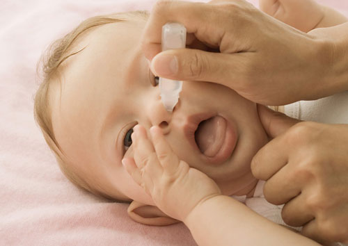 Vệ sinh mũi cho bé thường xuyên bằng nước muối sinh lý Physiodose Gilbert Pháp giúp bé phòng ngừa các bệnh đường hô hấp