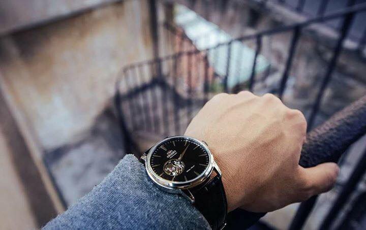 Chiếc đồng hồ Orient nam FAG02001B0 trên tay nam tính...