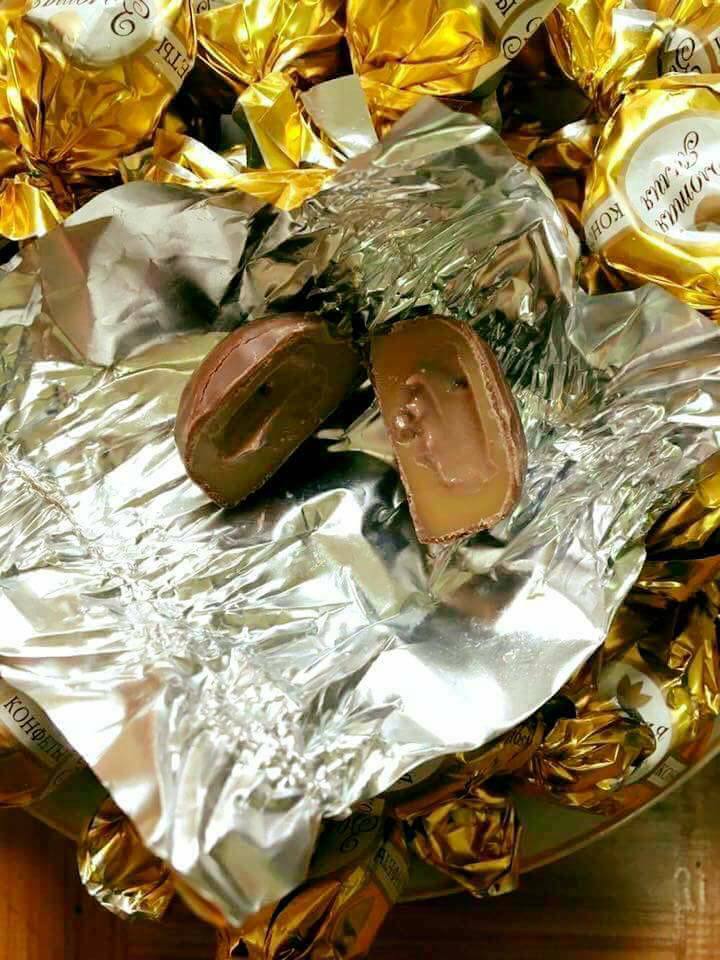 Kẹo Socola bông huệ vàng của Nga hộp 400g 3