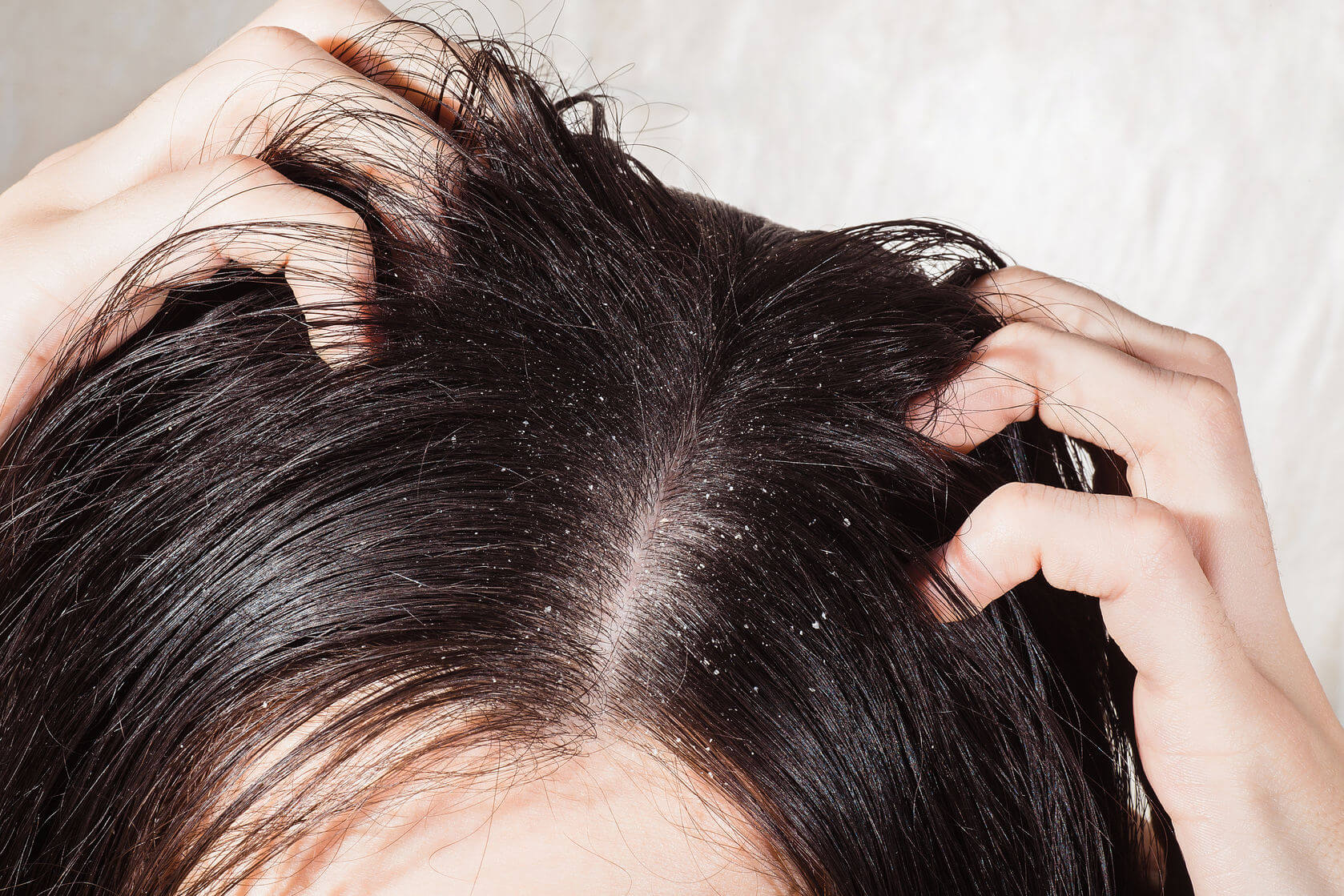 Kiểm tra thành phần sản phẩm khi lựa chọn dầu gội kích thích tóc nhanh dài