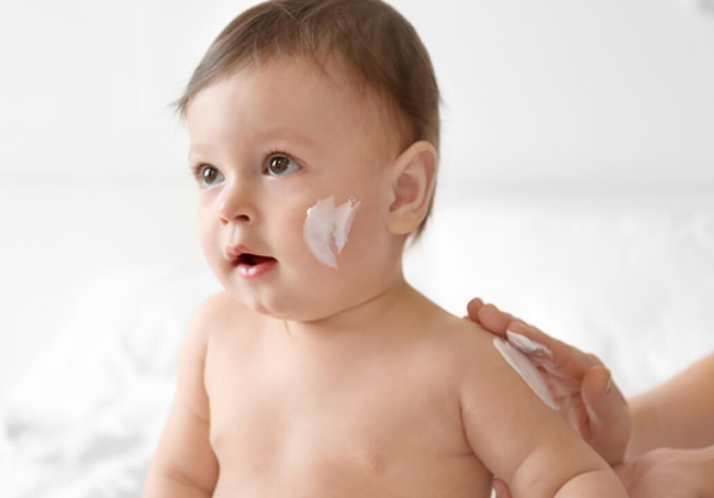 Có nên người sử dụng kem chăm sóc độ ẩm mang lại con trẻ sơ sinh
