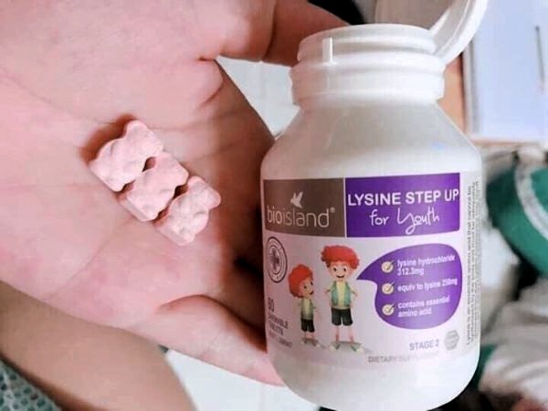 Bio Island Lysine Step Up For Youth là viên nhai, bé nên nhai kỹ trước khi nuốt