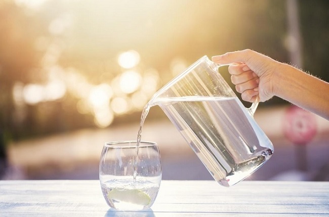 Cách trị môi khô - bổ sung đầy đủ nước cho cơ thể