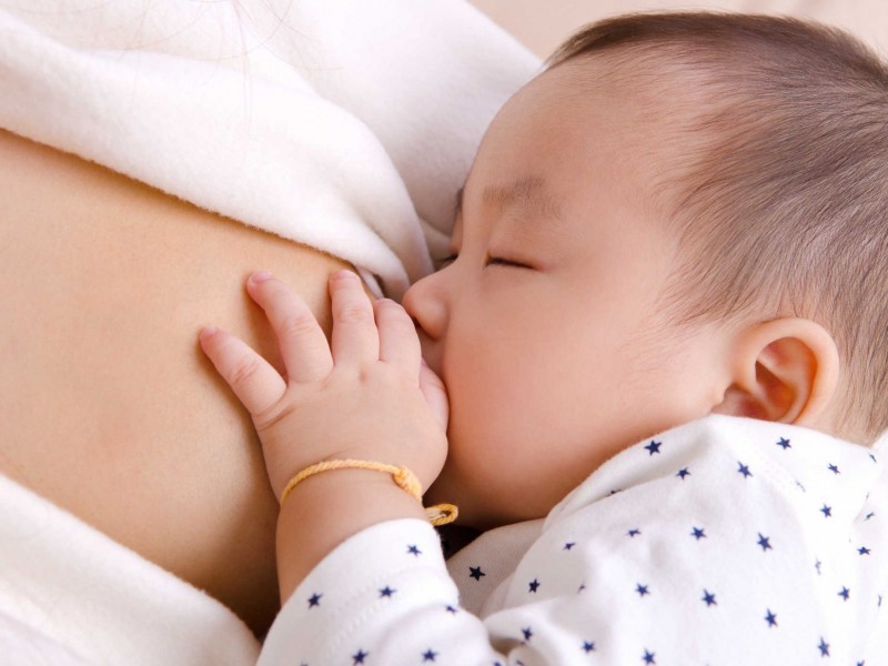 Sữa mẹ có sức đề kháng, nên mẹ hãy cho bé bú tới 6 tháng đầu đời