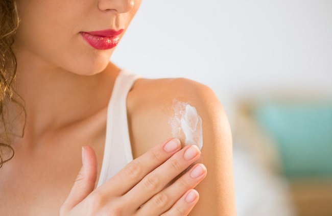 Nữ giới có nguy cơ bị dị ứng kem chống nắng cao hơn nam giới