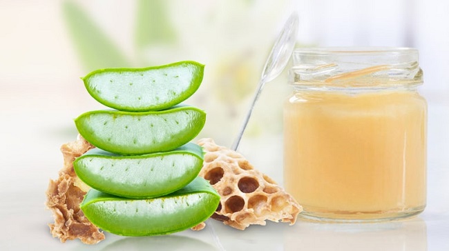 Sữa ong chúa đắp mặt kết hợp với nha đam và mật ong
