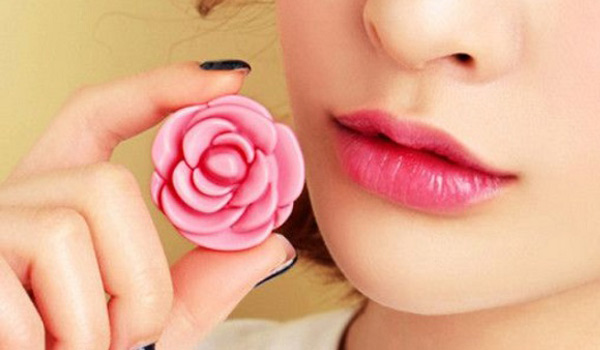 16 cách làm hồng môi và trị thâm môi tự nhiên tại nhà