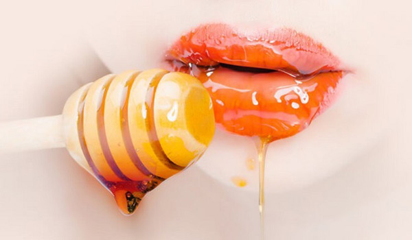 Cách làm môi hết thâm bằng mật ong