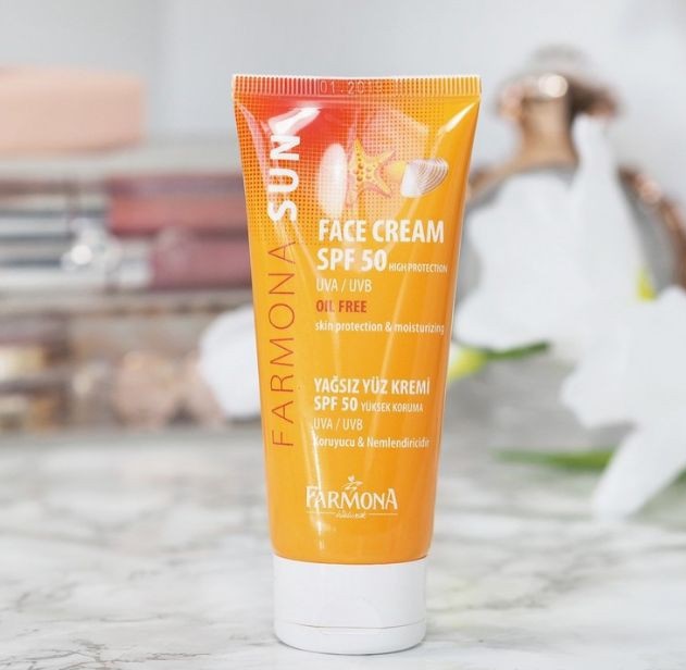 Kem chống Farmona Sun Face Cream Oil Free Spf 50 bảo vệ da khỏi tác động ánh nắng, khói bụi