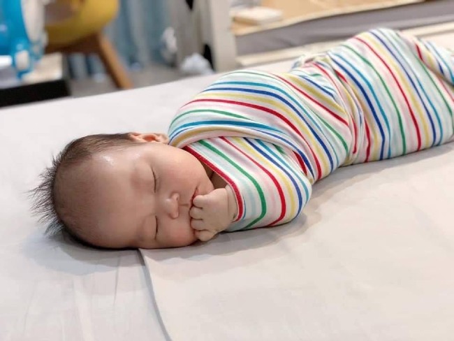Quấn chũn mang đến trẻ con sơ sinh gom bé nhỏ không trở nên tỉnh Khi ngủ, nhằm mục tiêu xoa vơi và trấn an bé