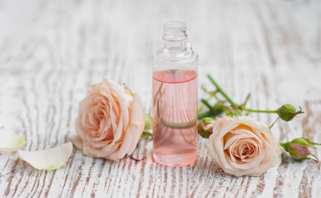Nước hoa hồng có tác dụng gì trong chăm sóc da? | Vinmec