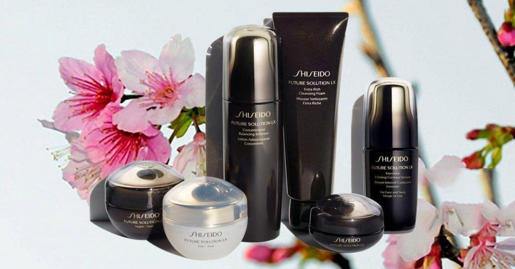 Nước cân bằng Shiseido Future Solution LX Concentrated Balancing Softener  kết hợp với bộ sản phẩm chăm sóc trẻ hóa da