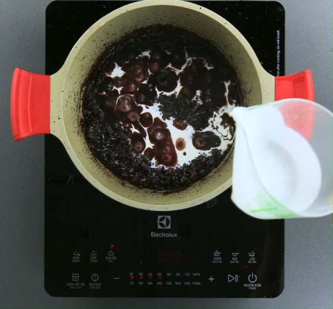 Cách làm sữa chua nếp cẩm - bước 3