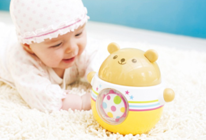 Lật đật gấu 2 Combi giúp phát triển các giác quan cho bé 