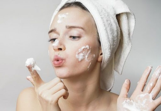 Sữa rửa mặt cho da dầu mụn giúp làm sạch da, loại bỏ bụi bẩn và bã nhờn mà không ảnh hưởng đến tình trạng mụn.