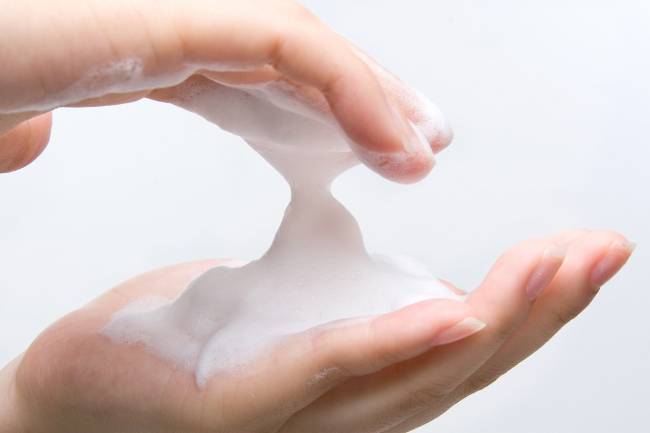 Lựa chọn sữa rửa mặt kiềm dầu dạng bọt hoặc gel