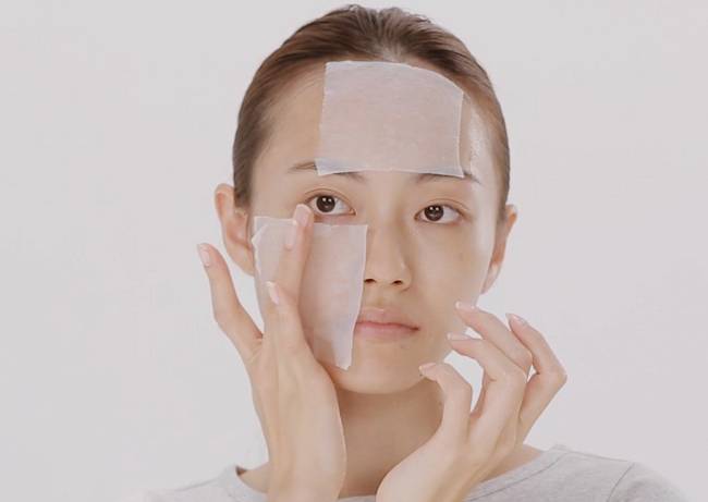 Sử dụng giấy thấm dầu để kiểm tra độ dầu trên da 