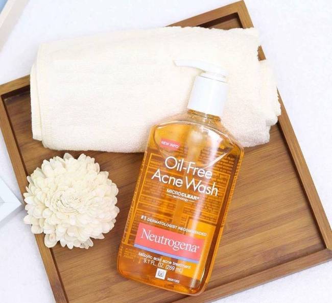 Sữa rửa mặt  giảm mụn Neutrogena Oil Free