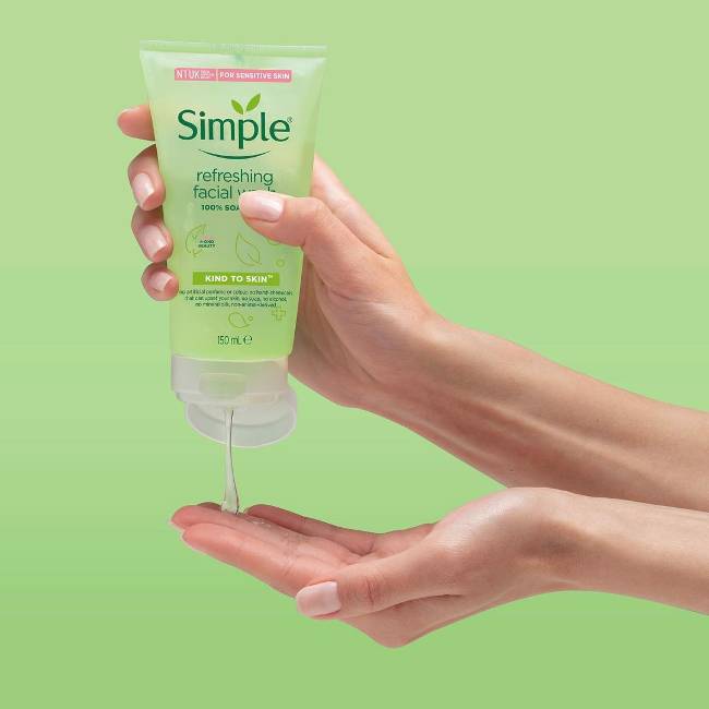 Sữa rửa ráy Simple Kind To Skin dạng gel