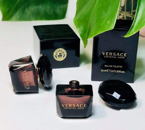 1. Versace Crystal Noir EDT - Quyến rũ và tràn đầy sự sống